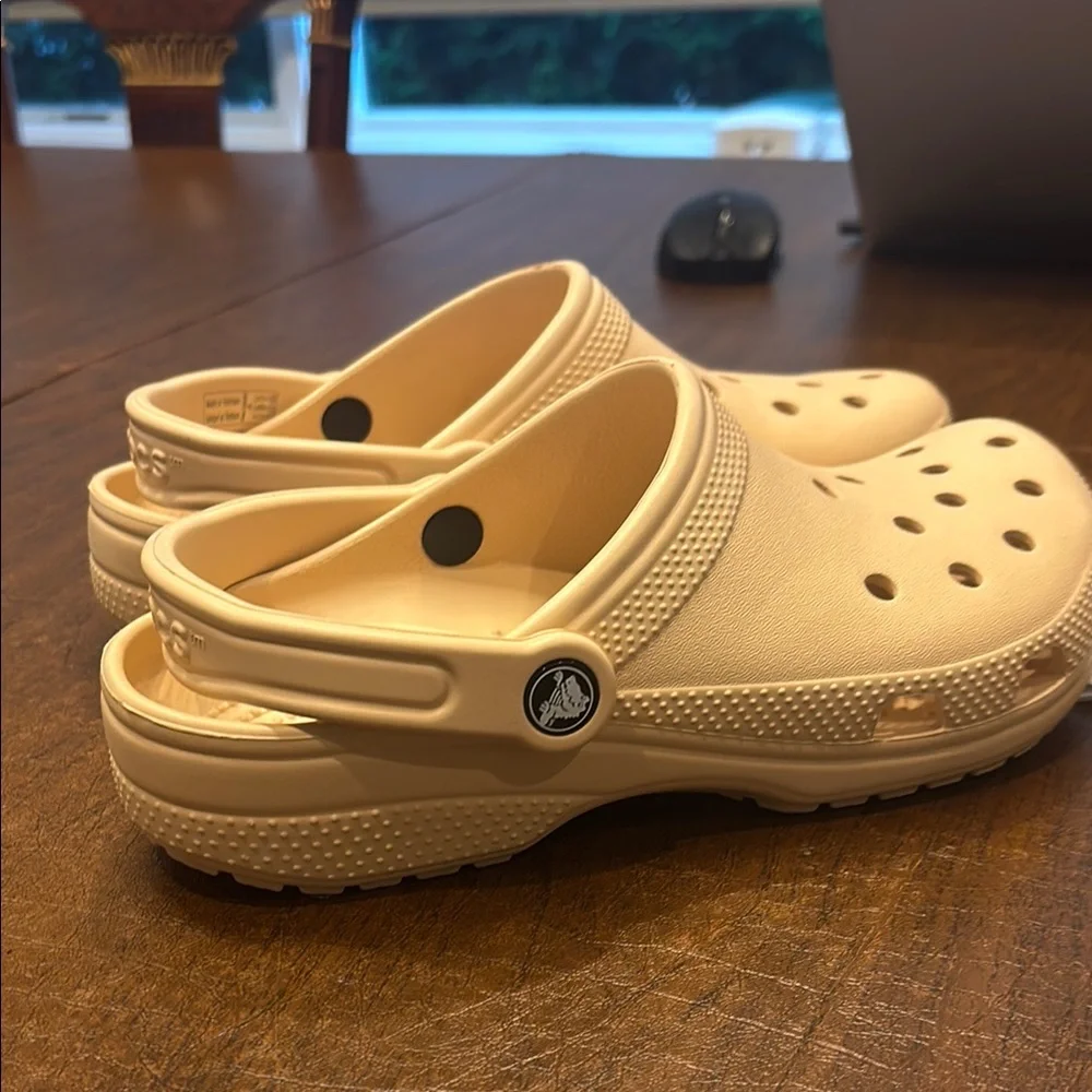 CROCS Kids Classic Clog in Beige size 6